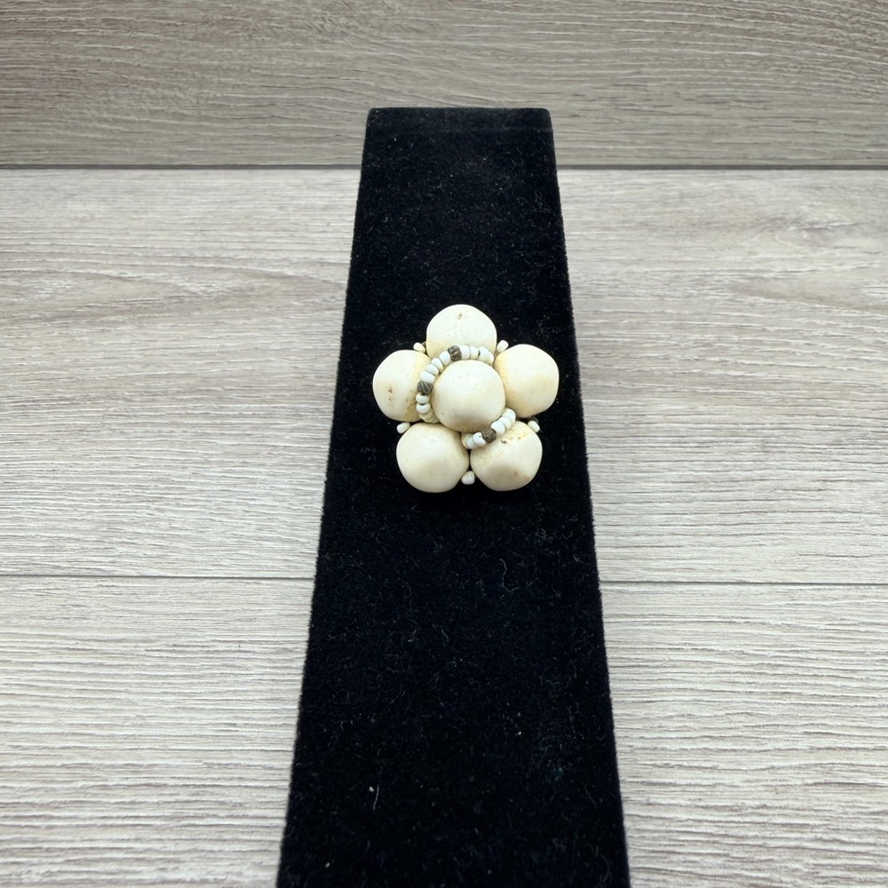 Elegant‎ Cream Beaded Flower Ring